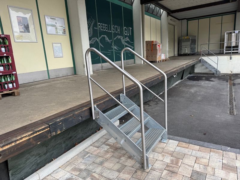 Verzinkte Stahltreppe mit Gitterroststufen und Edelstahlgeländer an einer Laderampe